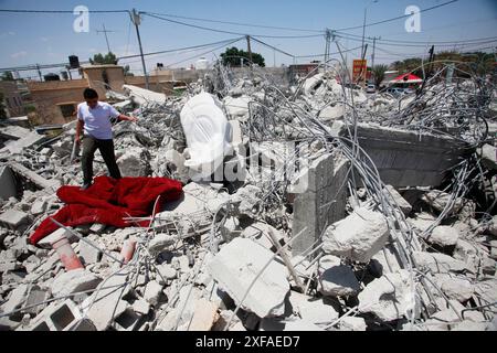 Palästinenser inspizieren ein palästinensisches Haus, das von israelischen Armeefahrzeugen abgerissen wurde, im Dorf Al-Auja in der Nähe von Jericho, dem Jordantal im Westjordanland, am 2. Juli 2024 von israelischen Armeefahrzeugen abgerissen wurde. Foto: Mohammed Nasser apaimages Jericho West Bank Palästinensische Gebiete 020724 Jericho MN 009 Copyright: XapaimagesxMohammedxNasserxapaimagesx Stockfoto