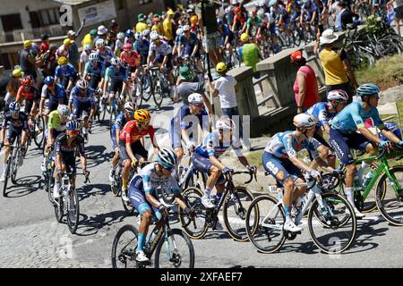 Valloire, Frankreich. Juli 2024. Die Gruppe der Fahrer, die während der vierten Etappe des Tour de France-Radrennens 2024 von Pinerolo, Italien, nach Valloire, Frankreich (139, 6 km) am Dienstag, den 2. Juli 2024, in Aktion genommen wurden. Die 111. Ausgabe der Tour de France beginnt am Samstag, den 29. Juni und endet am 21. Juli in Nizza. BELGA FOTOPOOL JAN DE MEULENEIR Credit: Belga Nachrichtenagentur/Alamy Live News Stockfoto