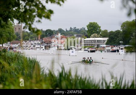 Am Eröffnungstag der Henley Royal Regatta 2024 entlang der Themse in Henley-on-Thames, Oxfordshire. Bilddatum: Dienstag, 2. Juli 2024. Stockfoto