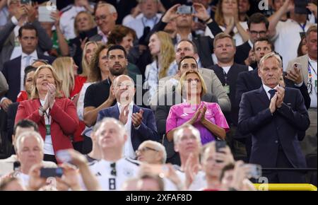 firo : 29.06.2024, Fußball: UEFA EURO 2024, EM, EM 2024, Achtelfinale 1/8, M37, Match 37, GER, Deutschland - DEN, Dänemark (LR) Bundestagspräsident Barbel Bas, Bundeskanzler Olaf Scholz mit Ehefrau Britta Ernst und 1. Vizepräsident der DFL Hans Joachim Watzke auf der Tribüne Stockfoto