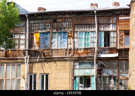 Tiflis, Georgien - 16. JUNI 2024: Straßenblick und traditionelle Architektur in Tiflis, der Hauptstadt Georgiens. Stockfoto