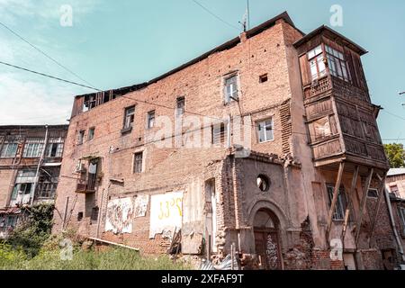 Tiflis, Georgien - 16. JUNI 2024: Straßenblick und traditionelle Architektur in Tiflis, der Hauptstadt Georgiens. Stockfoto