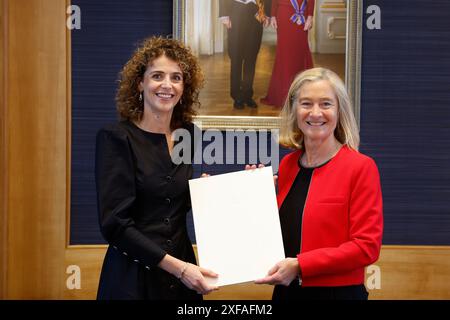 DEN HAAG - ehemaliger Minister für Wirtschaft und Klima Micky Adriaansens mit Ministerin für Klima und grünes Wachstum Sophie Hermans im Wirtschaftsministerium. ANP BAS CZERWINSKI niederlande aus - belgien aus Stockfoto