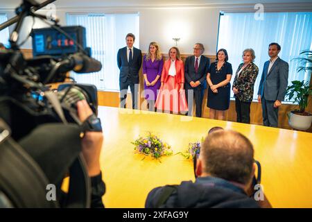 Den Haag, Niederlande. Juli 2024. DEN HAAG - (l-r) Vincent Karremans, Vicky Maeijer, Fleur Agema, Siebe Riedstra, Conny Helder, Pia Dijkstra, Maarten van Ooijen bei der Übergabe an Fleur Agema im Ministerium für Gesundheit, Wohlfahrt und Sport. ANP TOBIAS KLEUVER niederlande Out - belgien Out Credit: ANP/Alamy Live News Stockfoto
