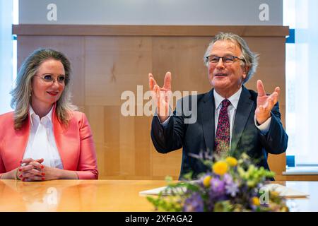 Den Haag, Niederlande. Juli 2024. DEN HAAG - (l-r) Fleur Agema, Interimssekretär bei der VWS Siebe Riedstra. Während der Übertragung an das Ministerium für Gesundheit, Wohlfahrt und Sport. ANP TOBIAS KLEUVER niederlande Out - belgien Out Credit: ANP/Alamy Live News Stockfoto