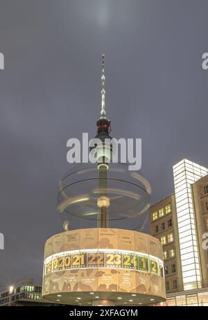 Berlin, Deutschland - 18. Dezember 2023 - Nachtsicht der Urania-Weltzeituhr oder der Weltzeituhr - Drehkugel vor dem Berliner Fernsehturm (Fernsehtu Stockfoto