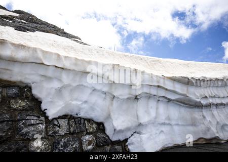 Valloire, Frankreich. Juli 2024. Schnee auf dem Galibier, aufgenommen während der vierten Etappe des Tour de France-Radrennens 2024, von Pinerolo, Italien, nach Valloire, Frankreich (139, 6 km) am Dienstag, den 2. Juli 2024. Die 111. Ausgabe der Tour de France beginnt am Samstag, den 29. Juni und endet am 21. Juli in Nizza. BELGA FOTO DAVID PINTENS Credit: Belga News Agency/Alamy Live News Stockfoto