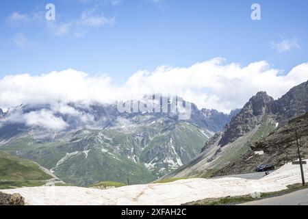 Valloire, Frankreich. Juli 2024. Schnee auf dem Galibier, aufgenommen während der vierten Etappe des Tour de France-Radrennens 2024, von Pinerolo, Italien, nach Valloire, Frankreich (139, 6 km) am Dienstag, den 2. Juli 2024. Die 111. Ausgabe der Tour de France beginnt am Samstag, den 29. Juni und endet am 21. Juli in Nizza. BELGA FOTO DAVID PINTENS Credit: Belga News Agency/Alamy Live News Stockfoto