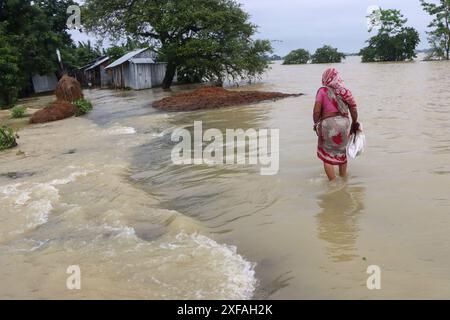 Eine alte Frau watet durch das Hochwasser in Chhatak Than im Bezirk Sunamgonj der Division Sylhet. Bangladesch. Stockfoto