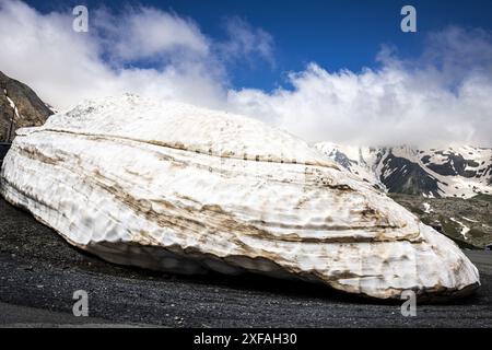 Valloire, Frankreich. Juli 2024. Schnee auf dem Galibier, aufgenommen während der vierten Etappe des Tour de France-Radrennens 2024, von Pinerolo, Italien, nach Valloire, Frankreich (139, 6 km) am Dienstag, den 2. Juli 2024. Die 111. Ausgabe der Tour de France beginnt am Samstag, den 29. Juni und endet am 21. Juli in Nizza. BELGA FOTO DAVID PINTENS Credit: Belga News Agency/Alamy Live News Stockfoto