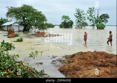 Eine alte Frau watet durch das Hochwasser in Chhatak Than im Bezirk Sunamgonj der Division Sylhet. Bangladesch. Stockfoto