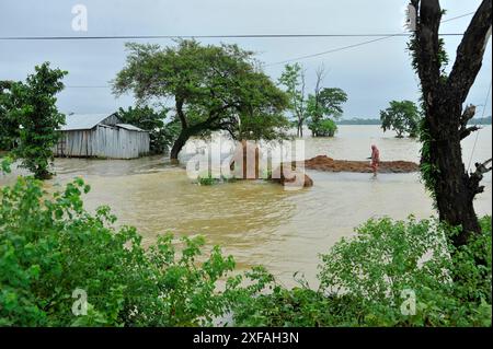 Eine alte Frau watet durch das Hochwasser in Chhatak Than im Bezirk Sunamgonj der Division Sylhet. Bangladesch. Stockfoto