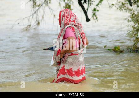 Eine alte Frau watet durch das Hochwasser in Chhatak Than im Bezirk Sunamgonj der Division Sylhet. Bangladesch. Stockfoto