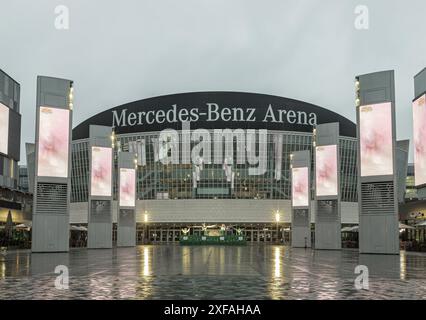 Berlin, Deutschland - 19. Dezember 2023 - die Mehrzweckhalle der UBER Arena (ehemals Mercedes Benz Arena) im Stadtteil Friedrichshain. Es hält im Stockfoto