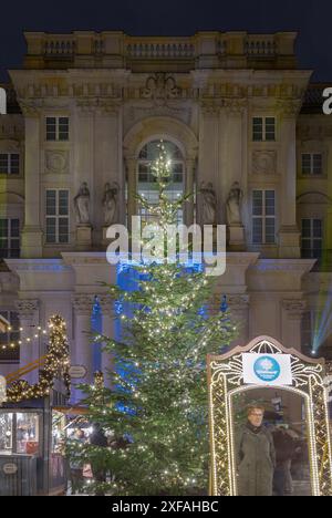 Berlin, Deutschland - 19. Dezember 2023 - die festliche Beleuchtung der Schlossfassade bei Nacht. Ein Weihnachtsmarkt im großen Innenhof des restaurierten Be Stockfoto