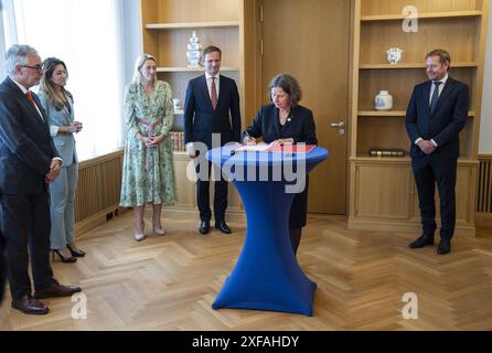 Den Haag, Niederlande. Juli 2024. Ehemalige Justiz- und Sicherheitsministerin Dilan Yesilgoz während der Übergabe an ihre Nachfolger, den neuen Minister für Justiz und Sicherheit David van Weel, und an den neuen Minister für Asyl und Migration Marjolein Faber in den Haag, Niederlande am 2. Juli 2024. ANP JEROEN JUMELET niederlande Out - belgien Out Credit: ANP/Alamy Live News Stockfoto