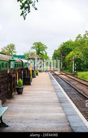 Blick auf den Holt Bahnsteig, Blick auf die Eisenbahnlinie und alte, restaurierte Zugwagen. Auf der Poppy Line, Teil der North Norfolk Railway Stockfoto