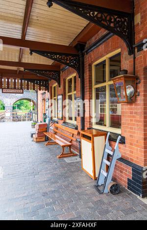 Der Bahnhof Weybourne ist ein traditioneller Ticketschalter an der Poppy Line, Teil der North Norfolk Railway Stockfoto