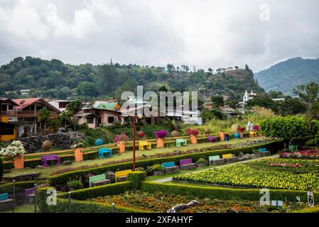 Blick auf einen bunten Garten und die Landschaft dahinter mit dem Vulkan Baru, Boquete, einer kleinen Bergstadt in der Provinz Chiriquí, Panama Stockfoto