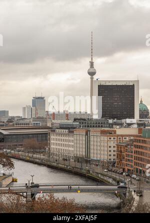 Berlin, Deutschland - 20. Dezember 2023 - Berliner Stadtansicht von oben auf dem Reichstag mit Berliner Fernsehturm, Berliner Dom, Marschall-Brücke, Sp Stockfoto