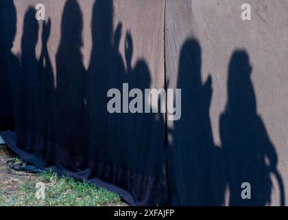 Partyzeit. Lauschen Sie den Schatten auf der Outdoor-Musikbühne und genießen Sie Sommerspaß. Stockfoto