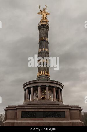 Berlin, Deutschland - 20. Dezember 2023 - die Siegeskolumne mit Göttin Victoria zur Feier des Sieges Preußens im Deutsch-Französischen Krieg im Tiergarten Stockfoto