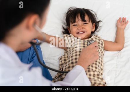 Der Arzt benutzt ein Stethoskop, um die Brust des Kleinkindes zu öffnen. Babygesundheitskonzept Stockfoto