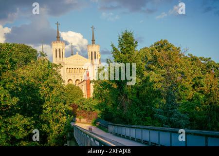 Blick auf die Basilika de Fourvière von der Passerelle des Quatre Vents, Lyon, Frankreich Stockfoto