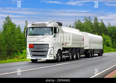 Der weiße Tankwagen Volvo FH transportiert an einem Sommertag Benzin, ADR-Code 33-1203, auf Landstraßen. Salo, Finnland. Juni 2024. Stockfoto