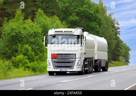 Der weiße Tankwagen Volvo FH transportiert an einem Sommertag Benzin, ADR-Code 33-1203, auf Landstraßen. Salo, Finnland. Juni 2024. Stockfoto