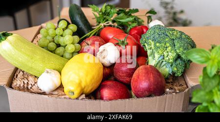 Hochwinkelansicht von Obst und Gemüse aus dem Bauernhof in einem Karton. Stockfoto