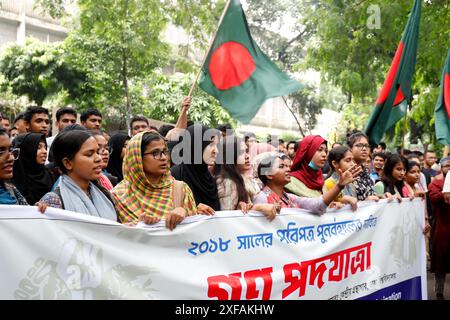 Dhaka, Bangladesch - 2. Juli 2024: Die Studenten der Universität Dhaka veranstalteten einen Campus-Protest, um die Abschaffung des Quotensystems für staatliche Arbeitsplätze zu fordern Stockfoto