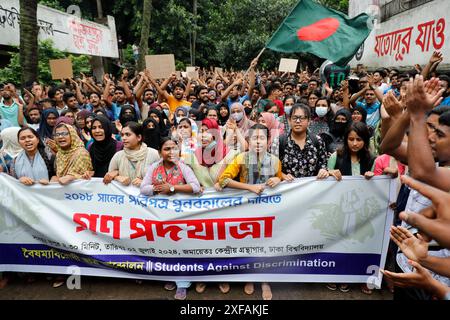 Dhaka, Bangladesch - 2. Juli 2024: Die Studenten der Universität Dhaka veranstalteten einen Campus-Protest, um die Abschaffung des Quotensystems für staatliche Arbeitsplätze zu fordern Stockfoto