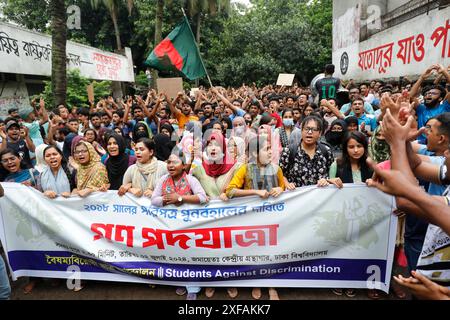 Dhaka, Bangladesch - 2. Juli 2024: Die Studenten der Universität Dhaka veranstalteten einen Campus-Protest, um die Abschaffung des Quotensystems für staatliche Arbeitsplätze zu fordern Stockfoto