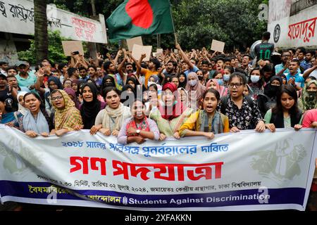 Dhaka, Bangladesch - 2. Juli 2024: Die Studenten der Universität Dhaka veranstalteten einen Campus-Protest, um die Abschaffung des Quotensystems für staatliche Arbeitsplätze zu fordern Stockfoto