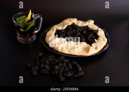 galette Pie mit Maulbeere und kalter hausgemachter Mojito, Limonade mit Maulbeere Stockfoto