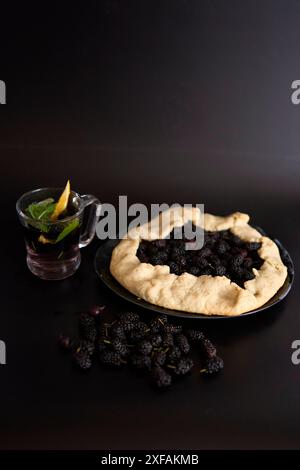 galette Pie mit Maulbeere und kalter hausgemachter Mojito, Limonade mit Maulbeere Stockfoto