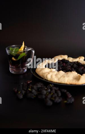 galette Pie mit Maulbeere und kalter hausgemachter Mojito, Limonade mit Maulbeere Stockfoto