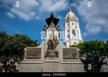 Plaza Bolivar mit dem bolivar-Denkmal und Turm der Kirche des Heiligen Franziskus von Assisi, Casco Viejo, das alte Stadtzentrum, Panama-Stadt, Panama Stockfoto