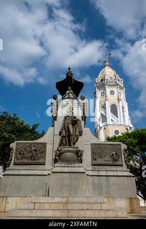 Plaza Bolivar mit dem bolivar-Denkmal und Turm der Kirche des Heiligen Franziskus von Assisi, Casco Viejo, das alte Stadtzentrum, Panama-Stadt, Panama Stockfoto