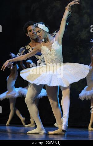 Tänzer treten während der Präsentation des „Schwanensees“ (lago de los Cisnes) durch das Nationalballett Kuba im gran Via Theater in Madrid auf. Juli 202 Stockfoto