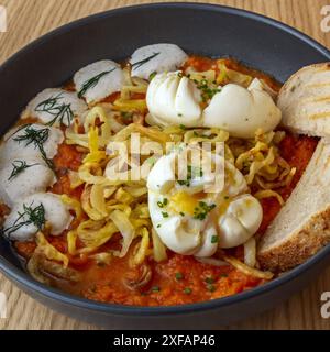 Kaputte Eier! Ein Klassiker der spanischen Küche Stockfoto