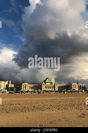 Großes altes und berühmtes Hotel am Strand Scheveningen Kurhaus in den Haag Niederlande. Stockfoto