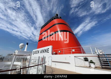 Das Kreuzfahrtschiff Cunard Queen Anne (Trichter). Stockfoto