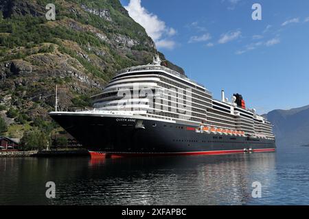 Das Kreuzfahrtschiff Cunard Queen Anne legte in Olden, Vestland, Norwegen, Skandinavien vor Stockfoto