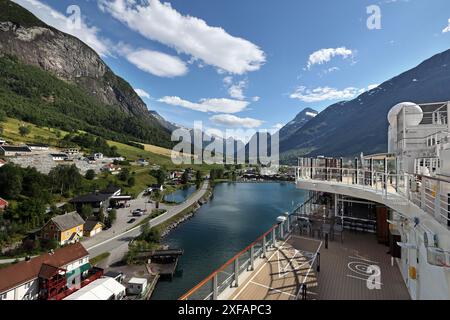 Das Cunard Kreuzfahrtschiff Queen Anne verlässt Olden, Vestland, Norwegen, Skandinavien Stockfoto