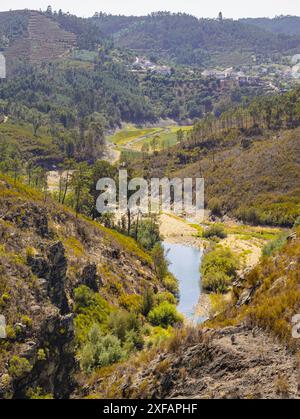 Miradouro (Aussichtspunkt) über Penedo Furado, Zentral-Portugal Stockfoto