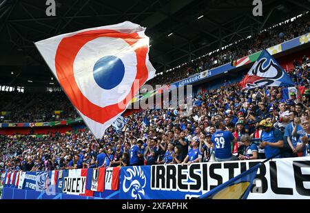 Fussball, Europameisterschaft, EURO 2024, Achtelfinale, Merkur Spiel-Arena DŸsseldorf: Frankreich Belgien; Fans Frankreich. Fan, Fans, Fankultur, Begeisterung. Stockfoto