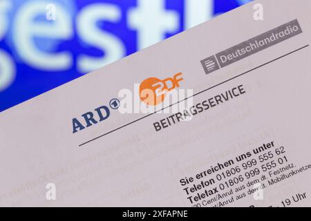 Symbolbild der Sendegebühr, Beitragsdienst (Deutschland): Nahaufnahme eines Briefkopfes mit ARD-Logo und ZDF Stockfoto