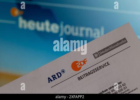 Symbolbild der Sendegebühr, Beitragsdienst (Deutschland): Nahaufnahme eines Briefkopfes mit ARD-Logo und ZDF Stockfoto